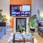 3 Bedroom House, 4 Beds, 2 Double Beds, 2 X Single Beds, Sleeps 6, Free Parking, Birmingham Near City Centre, Major Transport Links