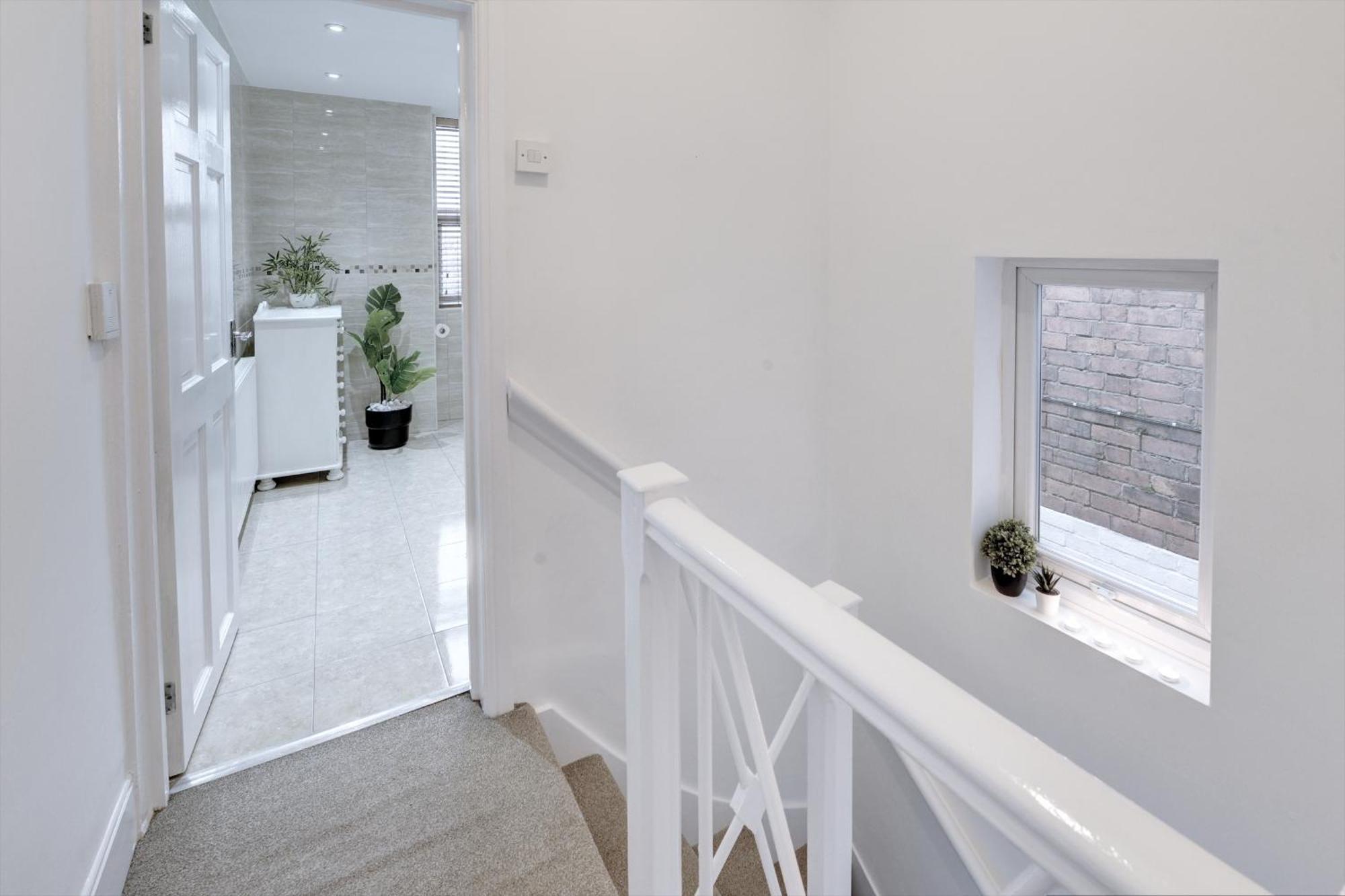 3 Bedroom House, 4 Beds, 2 Double Beds, 2 X Single Beds, Sleeps 6, Free Parking, Near Centre, Major Transport Links