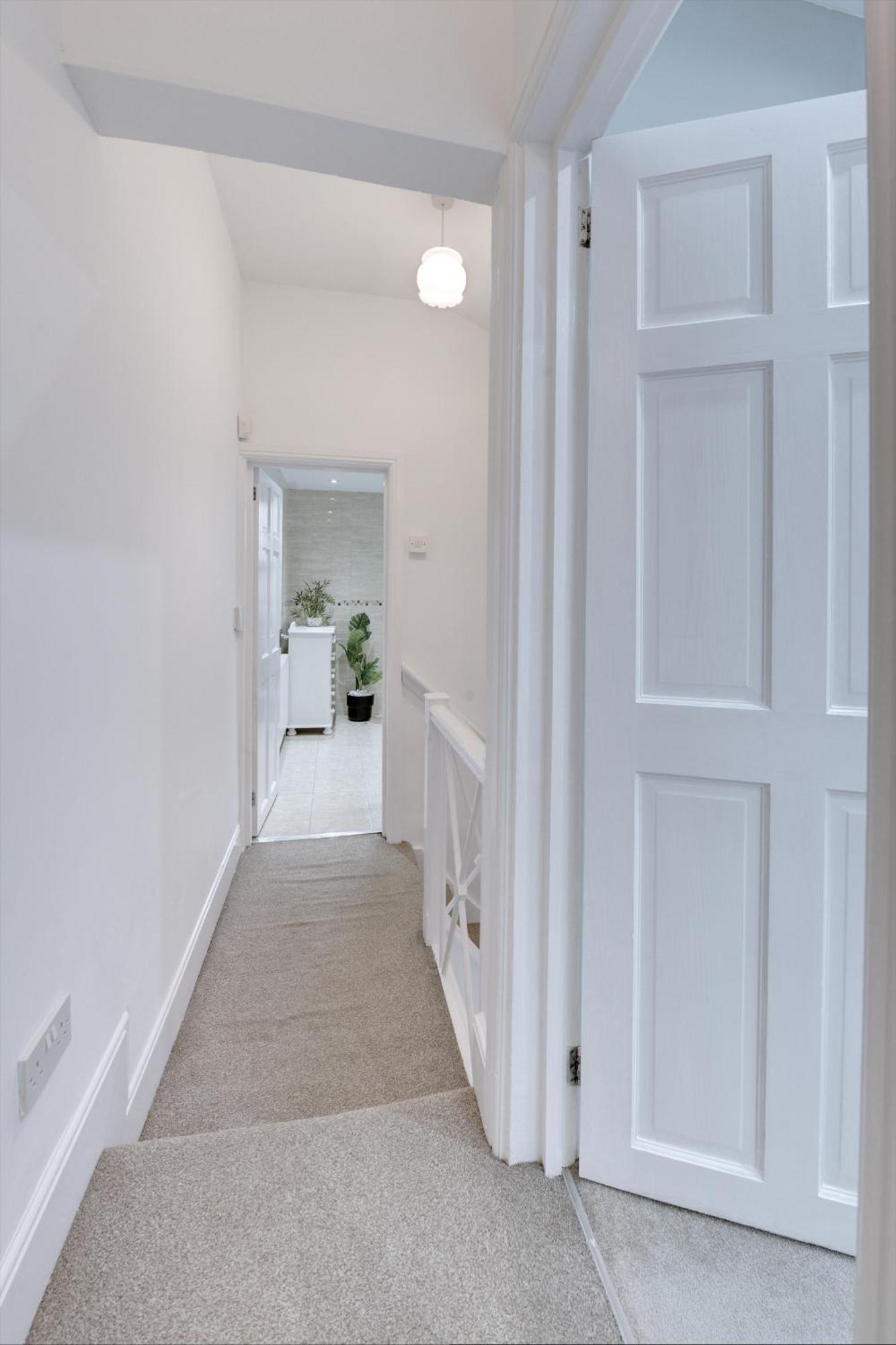 Holiday home 3 Bedroom House, 4 Beds, 2 Double Beds, 2 X Single Beds, Sleeps 6, Free Parking, Near Centre, Major Transport Links Birmingham