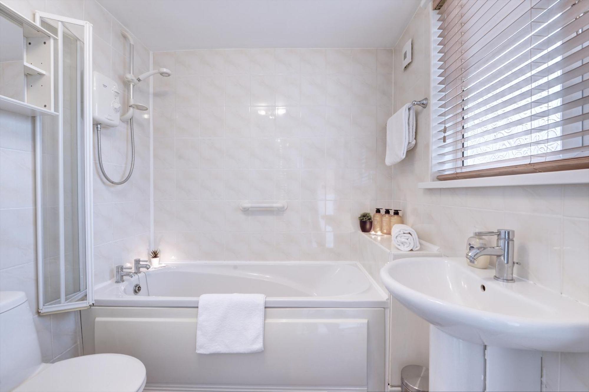 3 Bedroom House, 4 Beds, 2 Double Beds, 2 X Single Beds, Sleeps 6, Free Parking, Near Centre, Major Transport Links Birmingham
