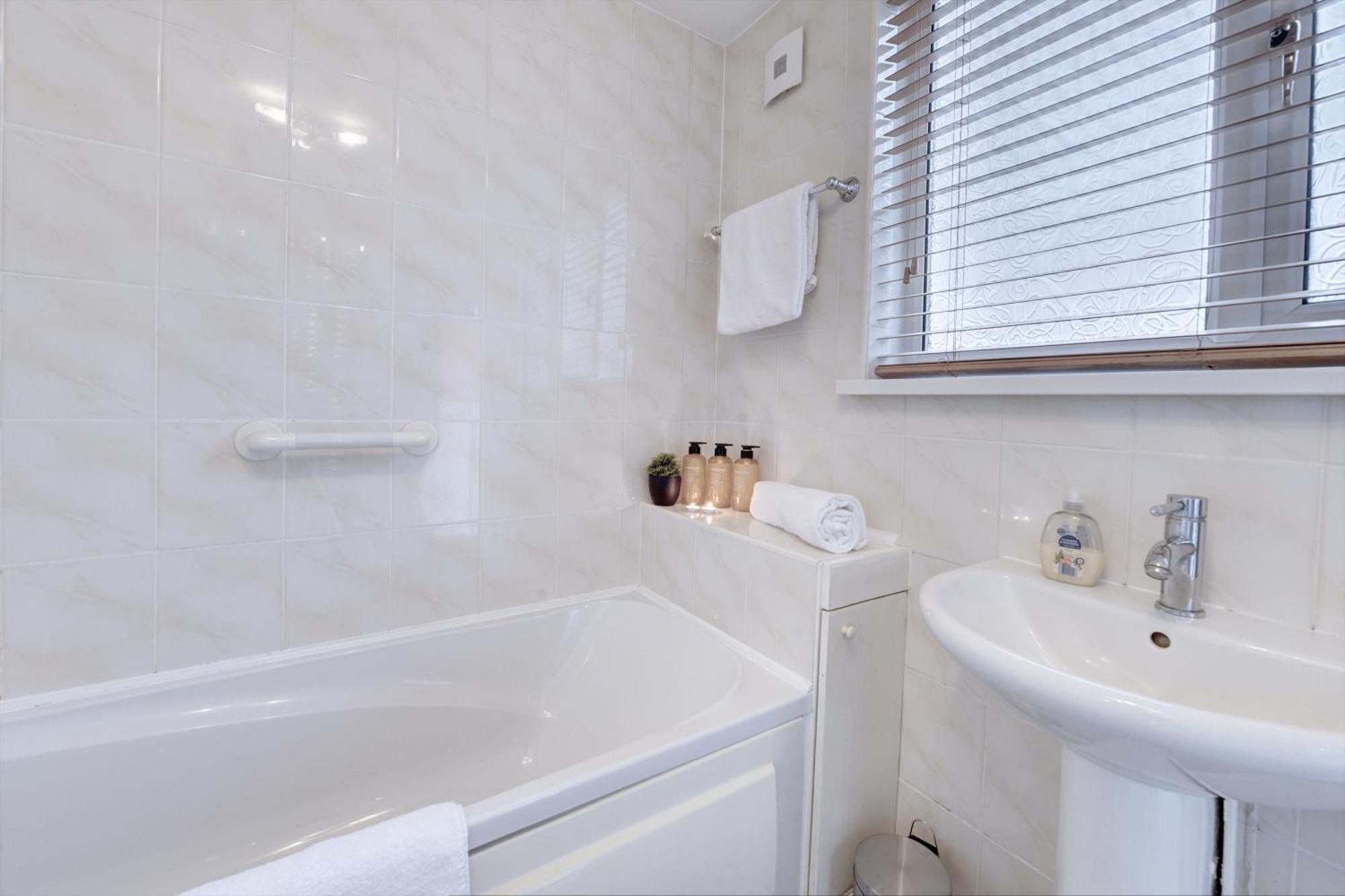 3 Bedroom House, 4 Beds, 2 Double Beds, 2 X Single Beds, Sleeps 6, Free Parking, Near Centre, Major Transport Links