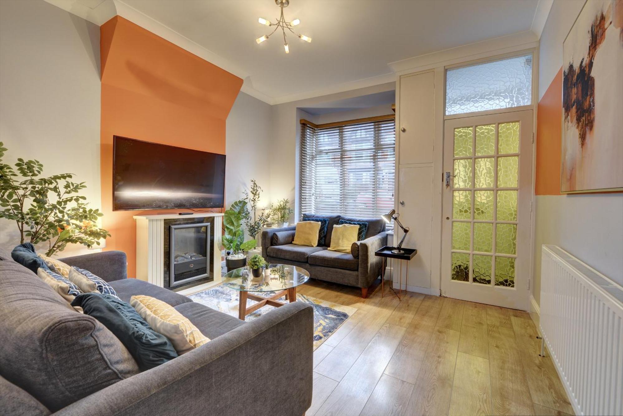 3 Bedroom House, 4 Beds, 2 Double Beds, 2 X Single Beds, Sleeps 6, Free Parking, Near Centre, Major Transport Links