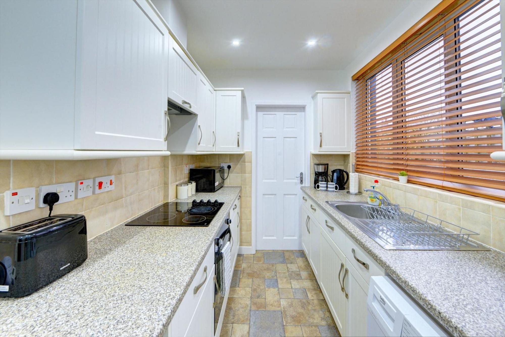 3 Bedroom House, 4 Beds, 2 Double Beds, 2 X Single Beds, Sleeps 6, Free Parking, Near Centre, Major Transport Links Holiday home