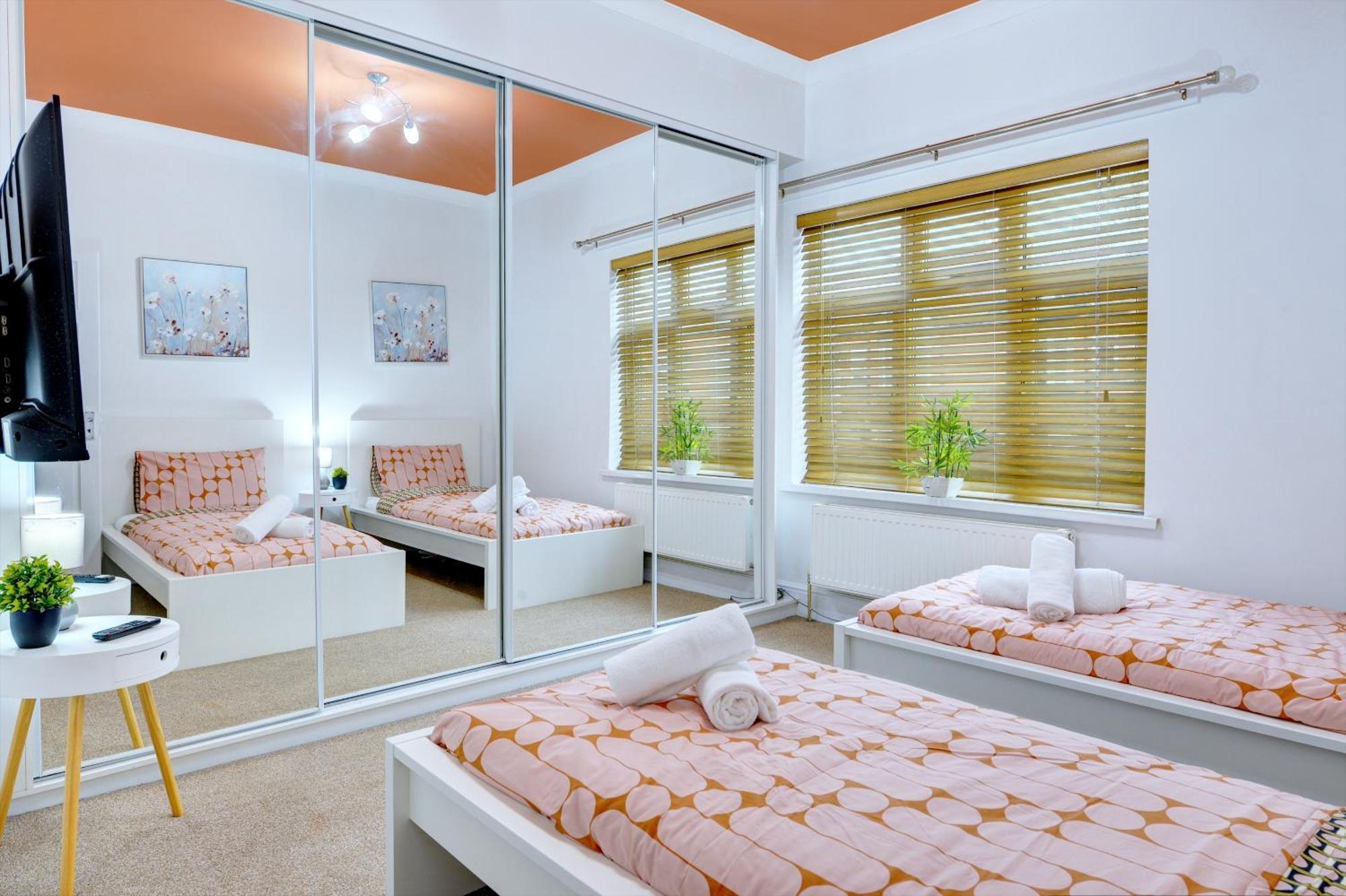 3 Bedroom House, 4 Beds, 2 Double Beds, 2 X Single Beds, Sleeps 6, Free Parking, Near Centre, Major Transport Links Holiday home *