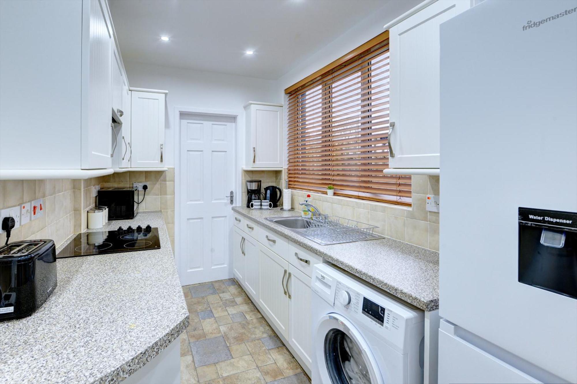 3 Bedroom House, 4 Beds, 2 Double Beds, 2 X Single Beds, Sleeps 6, Free Parking, Near Centre, Major Transport Links Holiday home Birmingham