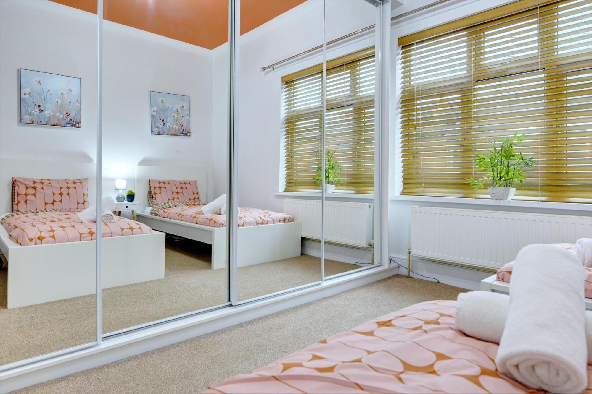 3 Bedroom House, 4 Beds, 2 Double Beds, 2 X Single Beds, Sleeps 6, Free Parking, Near Centre, Major Transport Links Holiday home