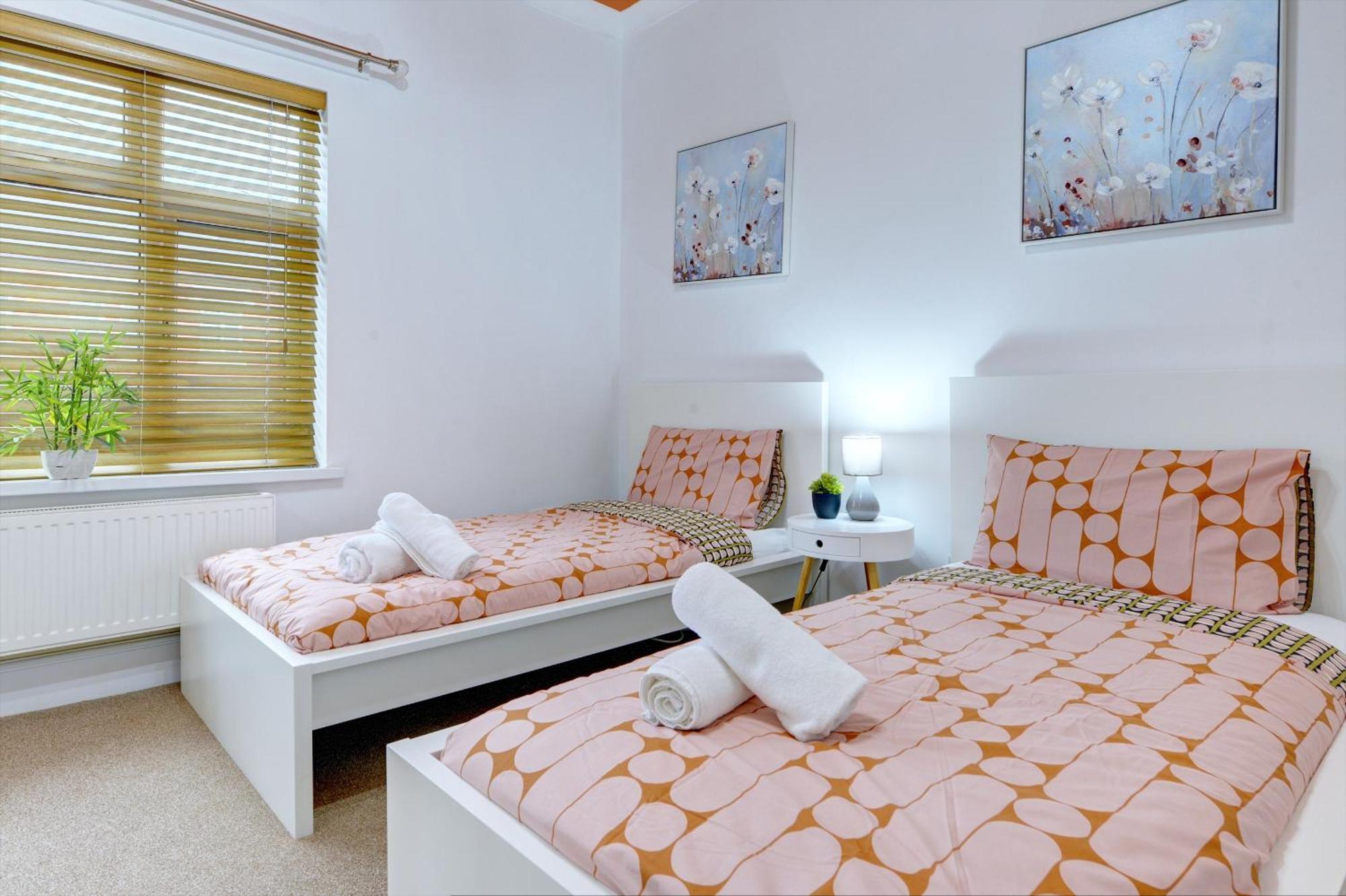 Holiday home 3 Bedroom House, 4 Beds, 2 Double Beds, 2 X Single Beds, Sleeps 6, Free Parking, Near Centre, Major Transport Links
