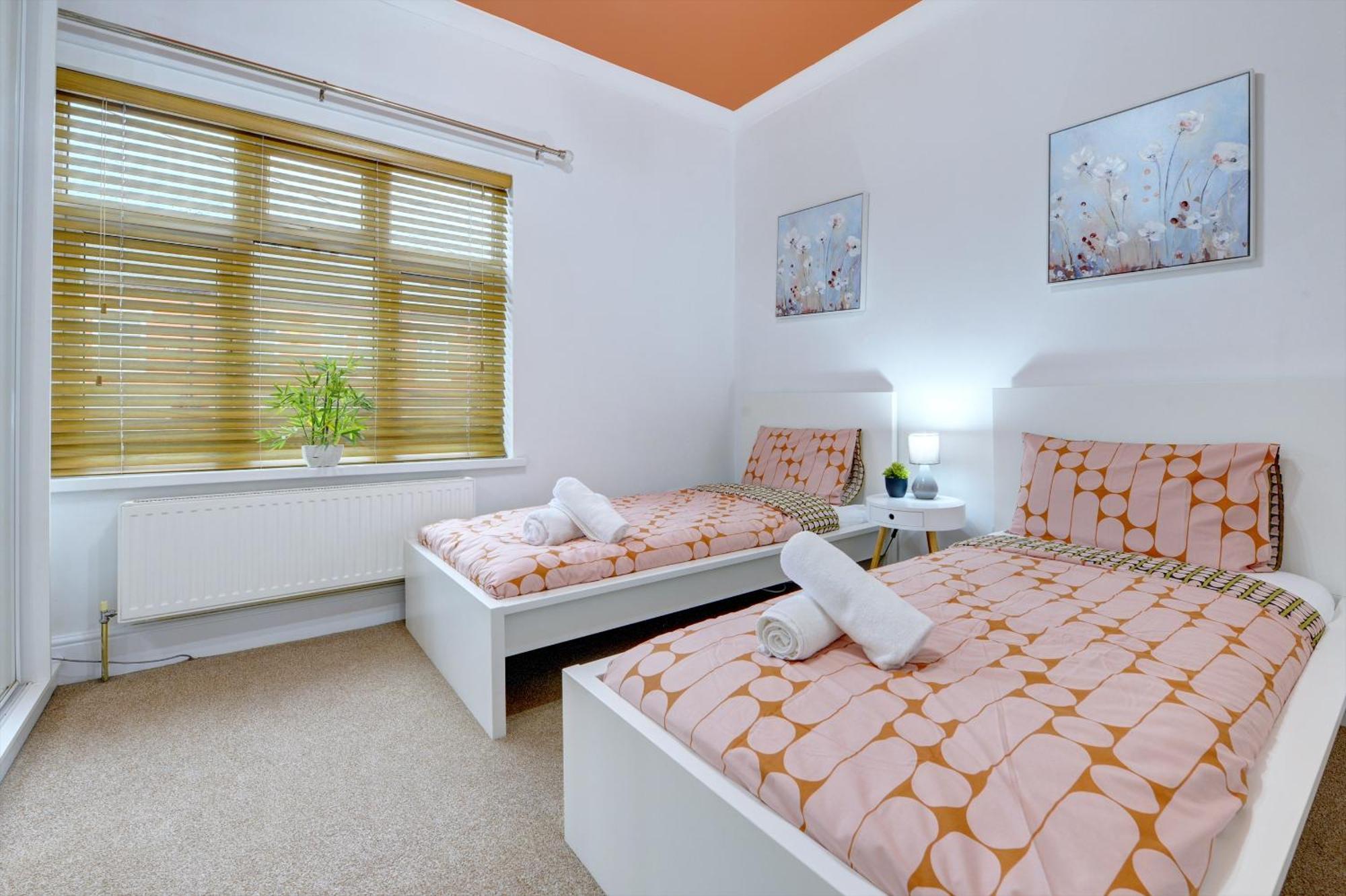 3 Bedroom House, 4 Beds, 2 Double Beds, 2 X Single Beds, Sleeps 6, Free Parking, Near Centre, Major Transport Links Holiday home *