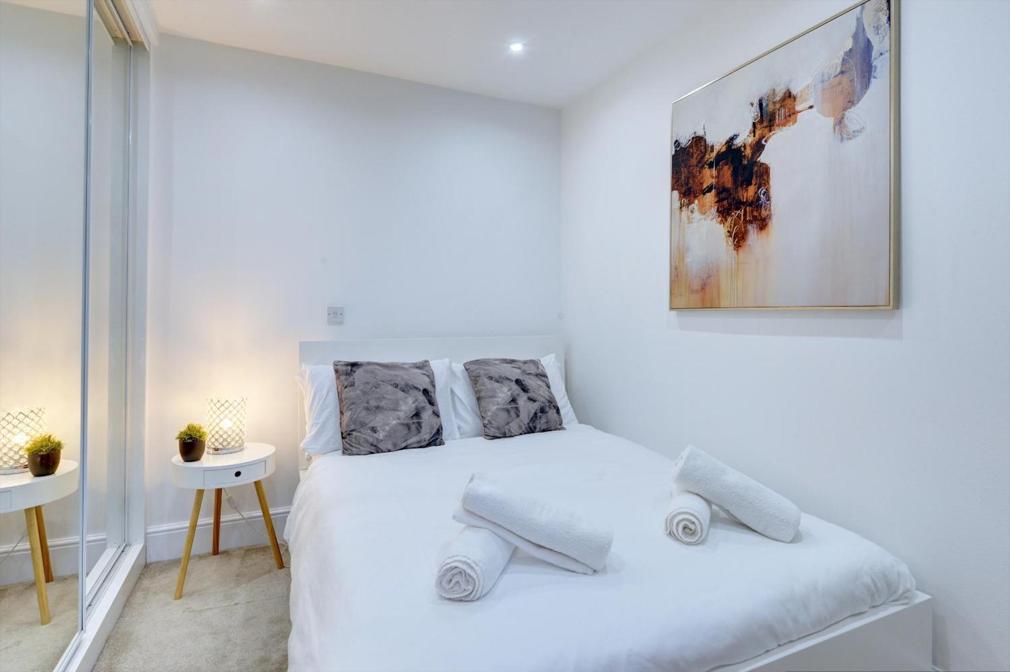 Holiday home 3 Bedroom House, 4 Beds, 2 Double Beds, 2 X Single Beds, Sleeps 6, Free Parking, Near Centre, Major Transport Links *