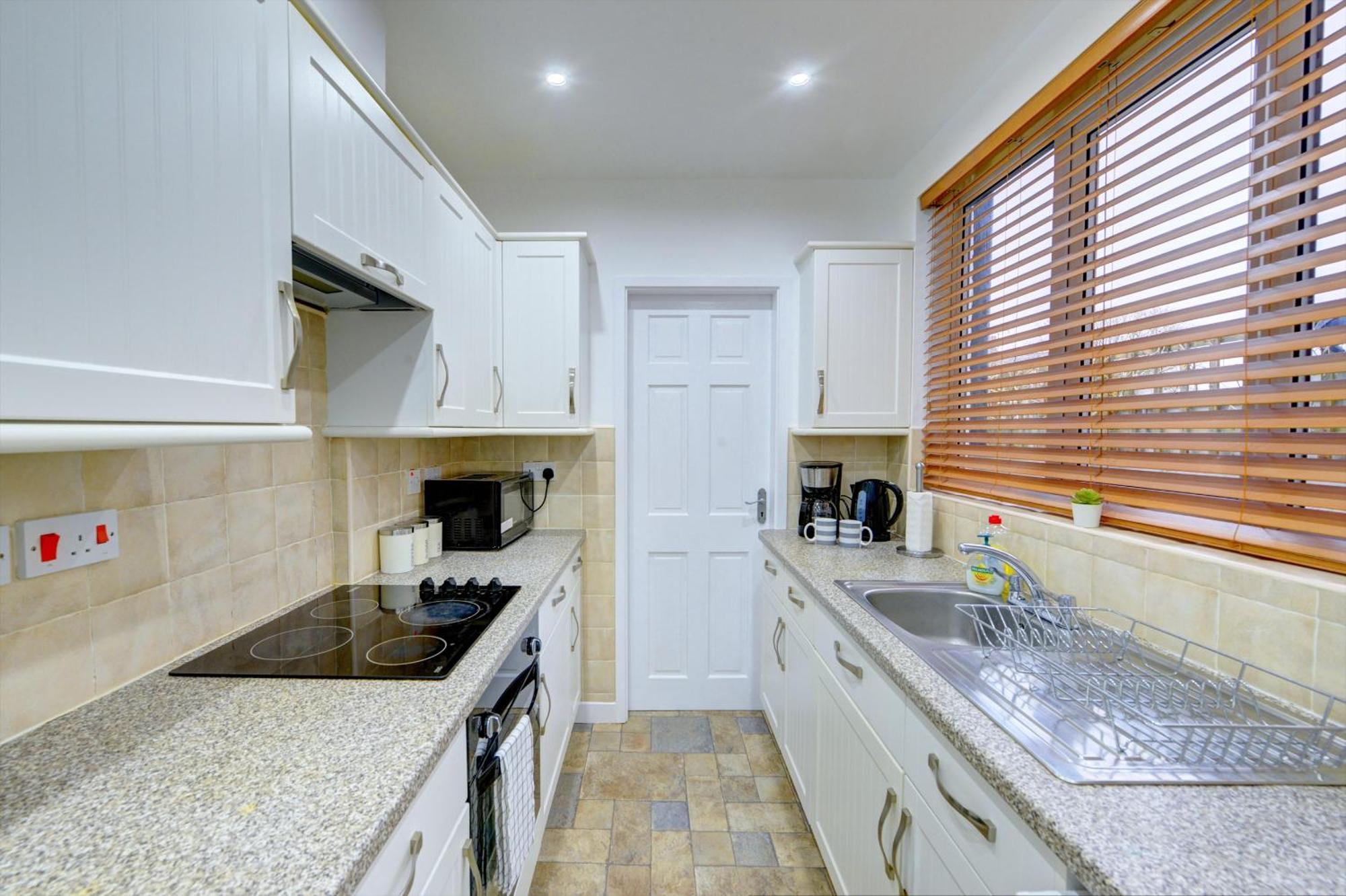 3 Bedroom House, 4 Beds, 2 Double Beds, 2 X Single Beds, Sleeps 6, Free Parking, Near Centre, Major Transport Links *