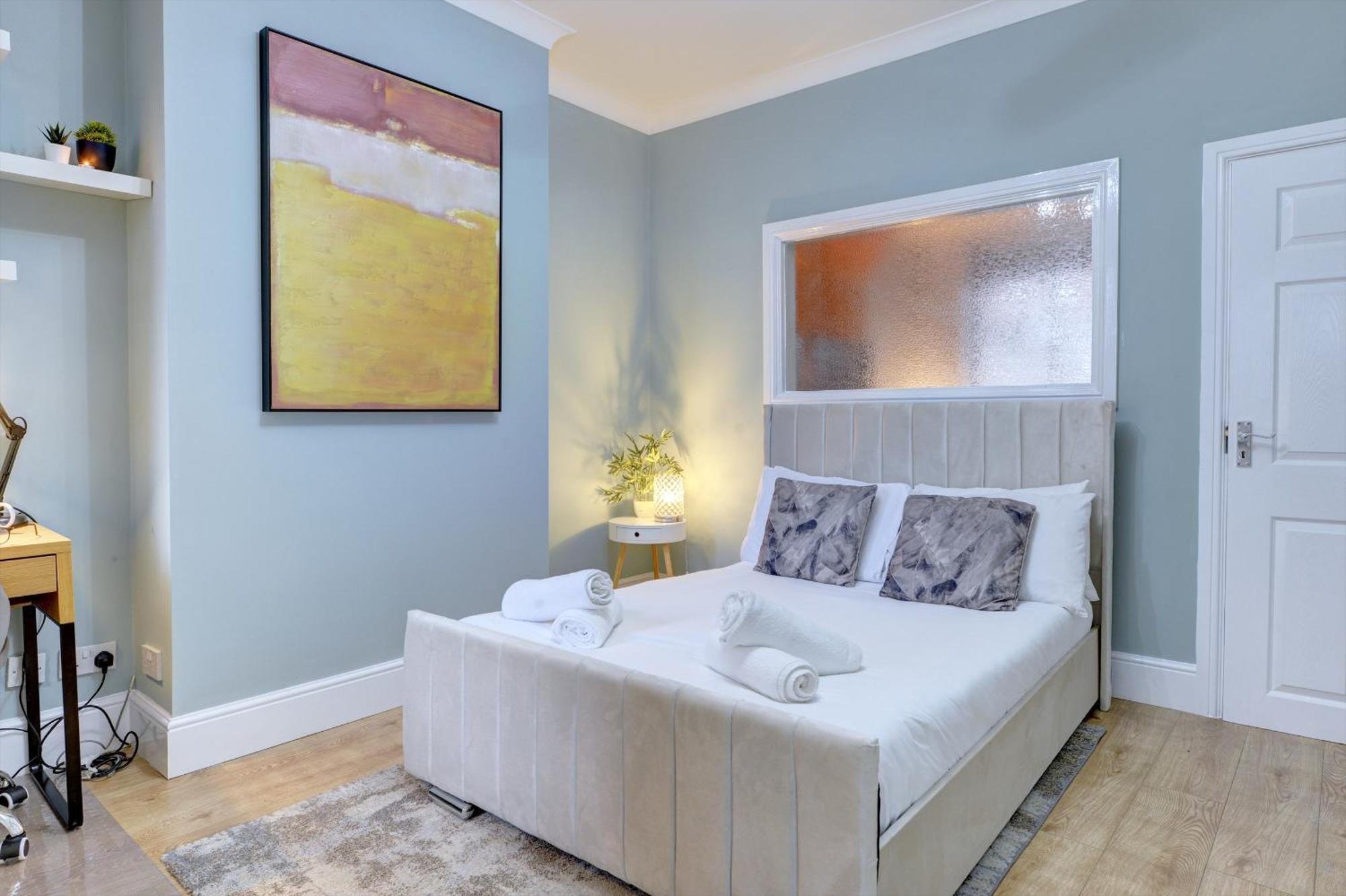 3 Bedroom House, 4 Beds, 2 Double Beds, 2 X Single Beds, Sleeps 6, Free Parking, Near Centre, Major Transport Links * Birmingham