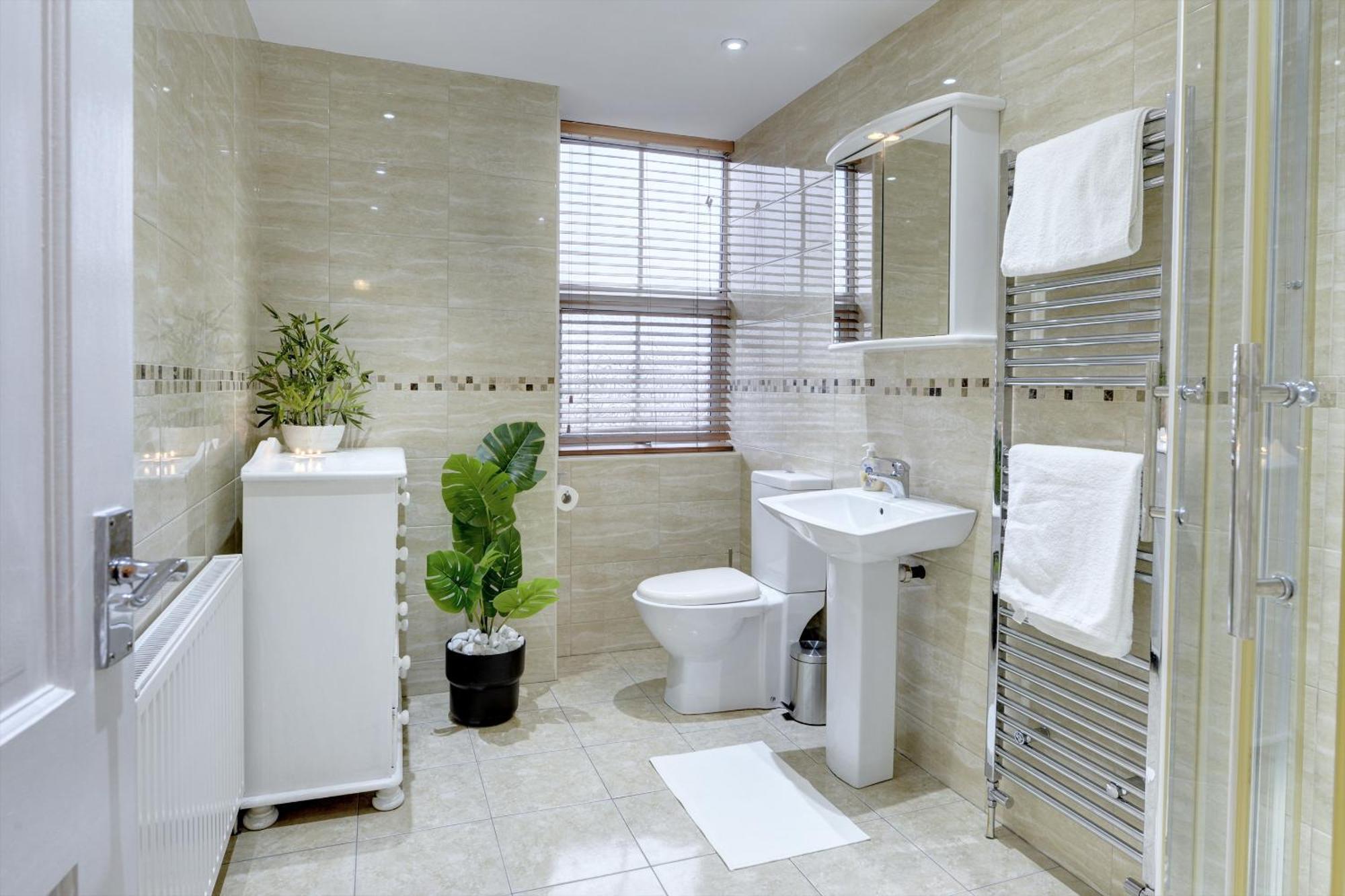 3 Bedroom House, 4 Beds, 2 Double Beds, 2 X Single Beds, Sleeps 6, Free Parking, Near Centre, Major Transport Links Holiday home Birmingham