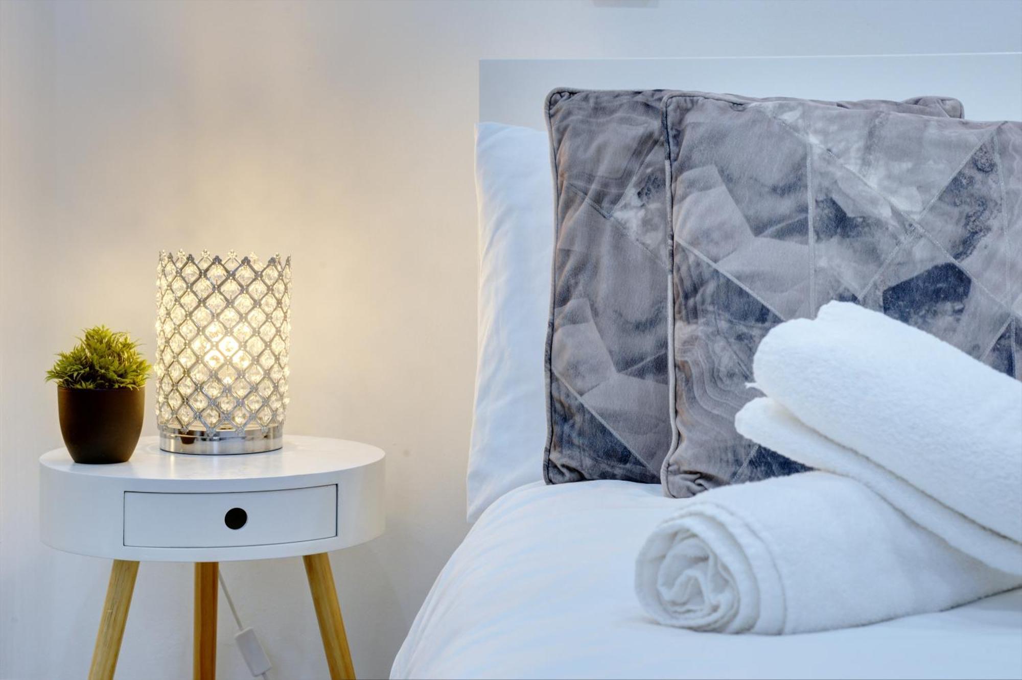 3 Bedroom House, 4 Beds, 2 Double Beds, 2 X Single Beds, Sleeps 6, Free Parking, Near Centre, Major Transport Links *