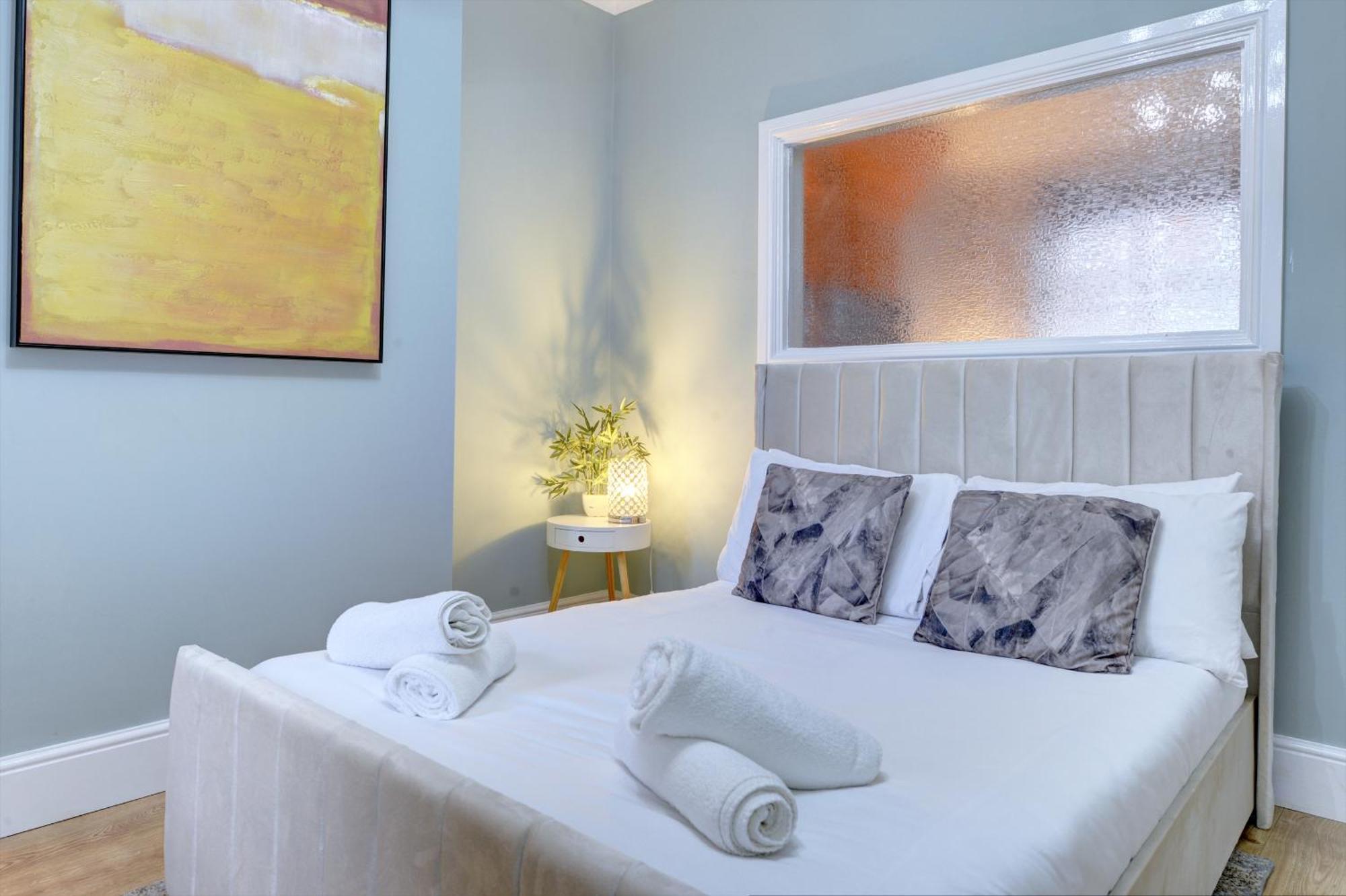 3 Bedroom House, 4 Beds, 2 Double Beds, 2 X Single Beds, Sleeps 6, Free Parking, Near Centre, Major Transport Links * Birmingham