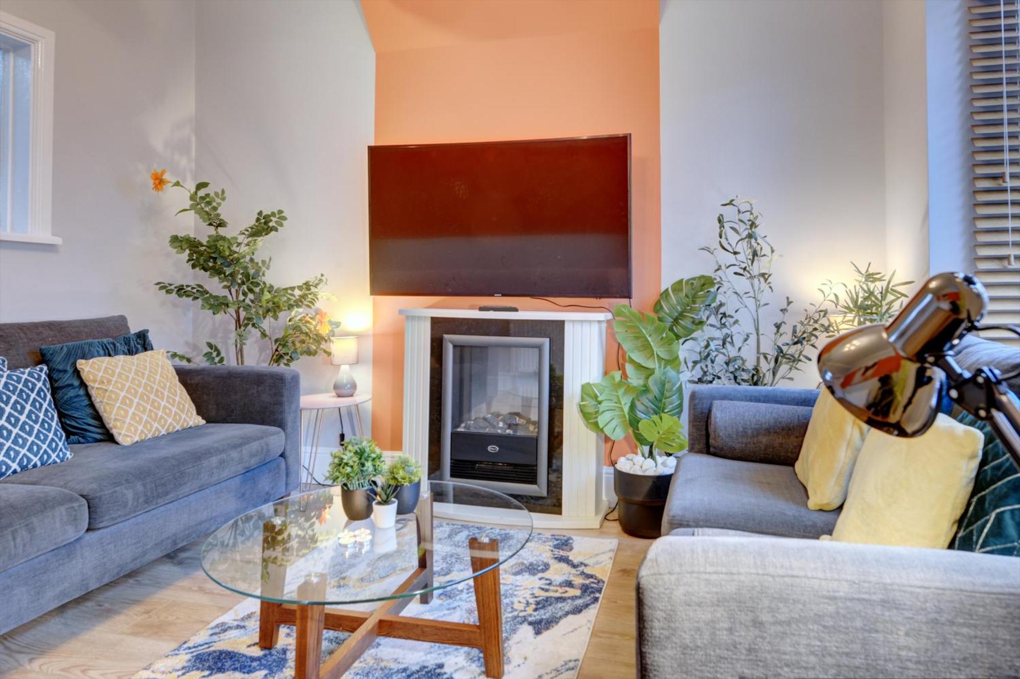 3 Bedroom House, 4 Beds, 2 Double Beds, 2 X Single Beds, Sleeps 6, Free Parking, Near Centre, Major Transport Links