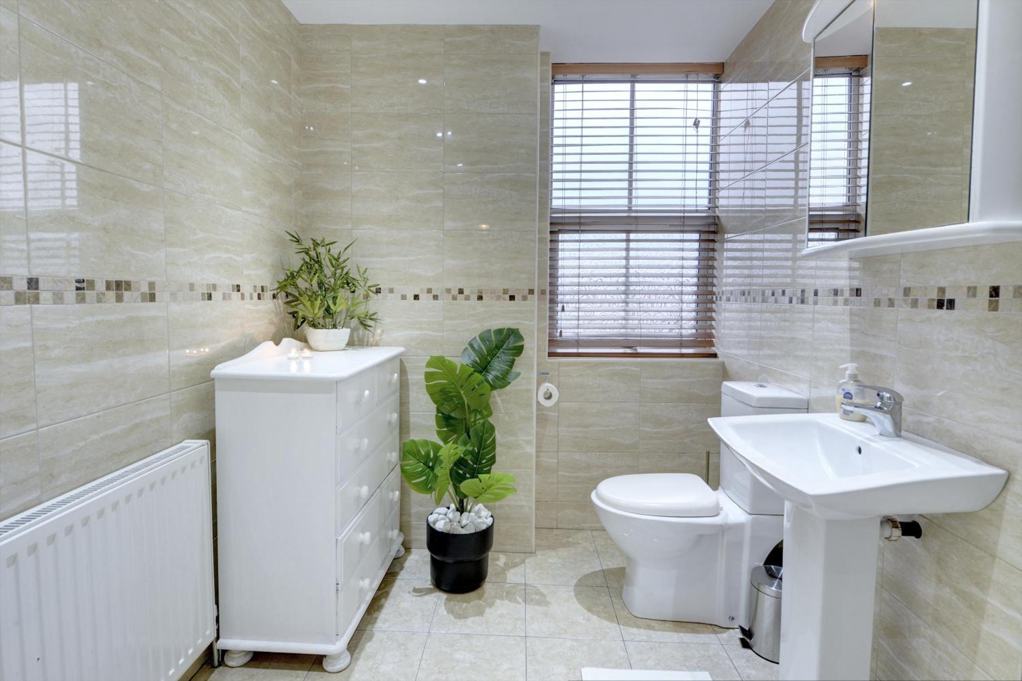 3 Bedroom House, 4 Beds, 2 Double Beds, 2 X Single Beds, Sleeps 6, Free Parking, Near Centre, Major Transport Links Holiday home