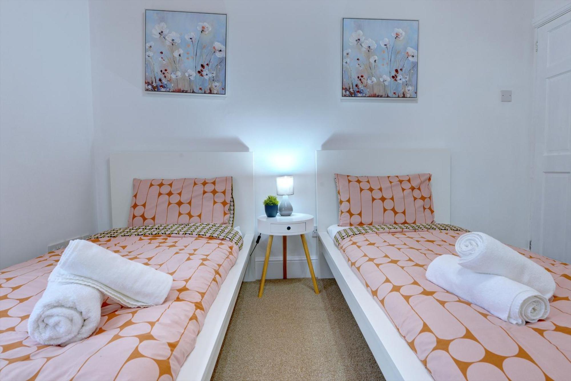 3 Bedroom House, 4 Beds, 2 Double Beds, 2 X Single Beds, Sleeps 6, Free Parking, Near Centre, Major Transport Links * Birmingham
