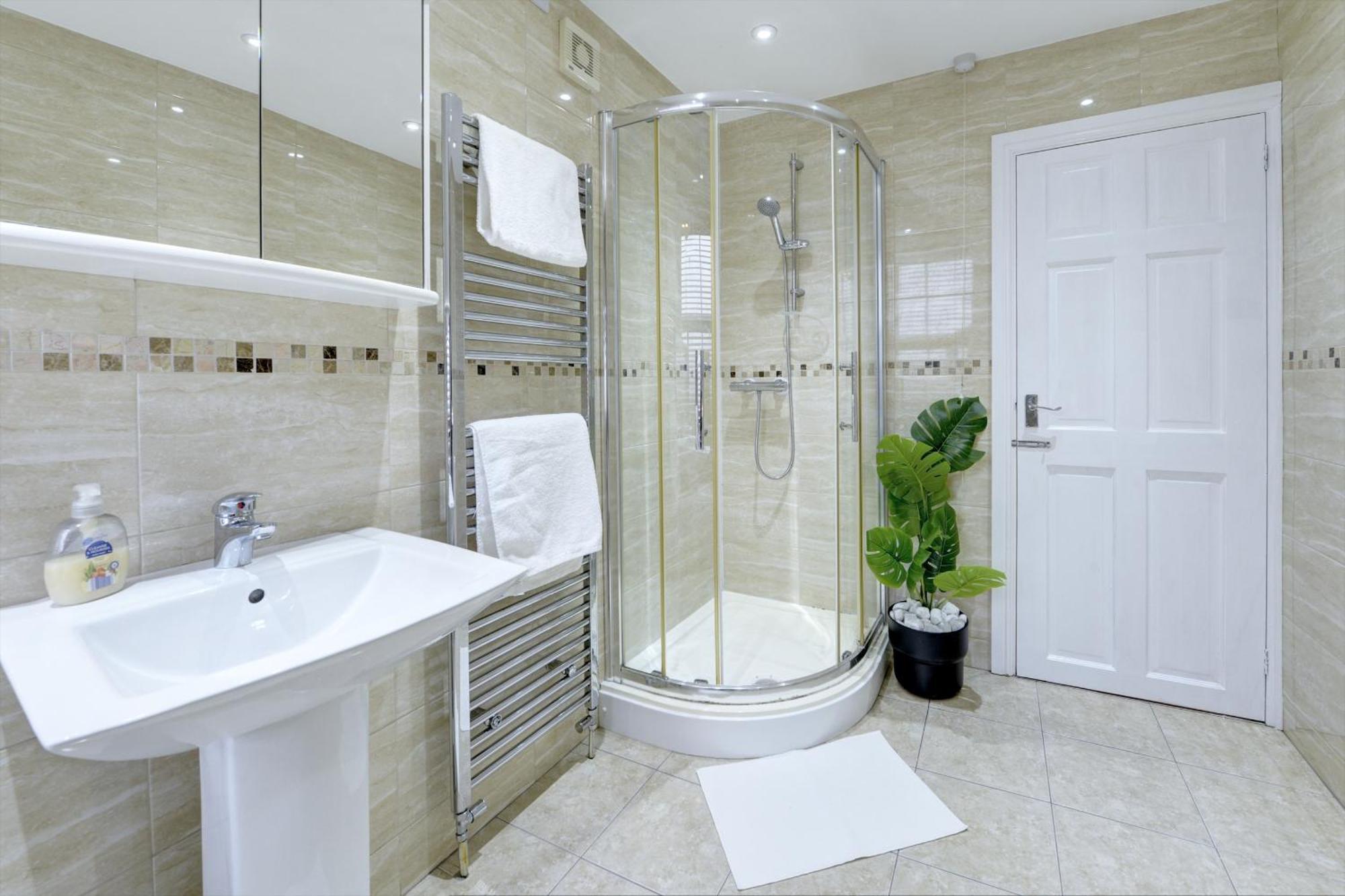 3 Bedroom House, 4 Beds, 2 Double Beds, 2 X Single Beds, Sleeps 6, Free Parking, Near Centre, Major Transport Links Holiday home *