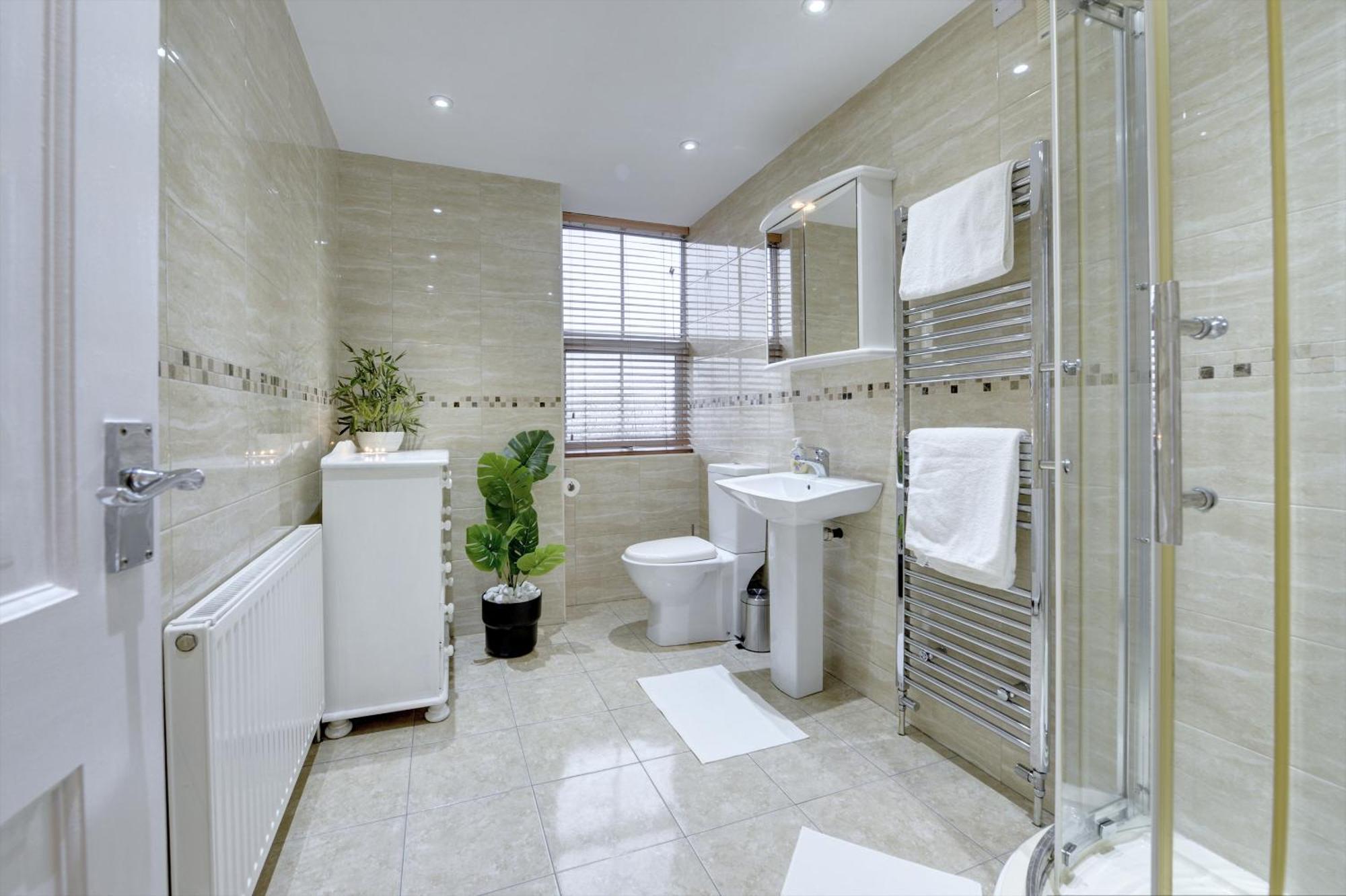 Holiday home 3 Bedroom House, 4 Beds, 2 Double Beds, 2 X Single Beds, Sleeps 6, Free Parking, Near Centre, Major Transport Links *