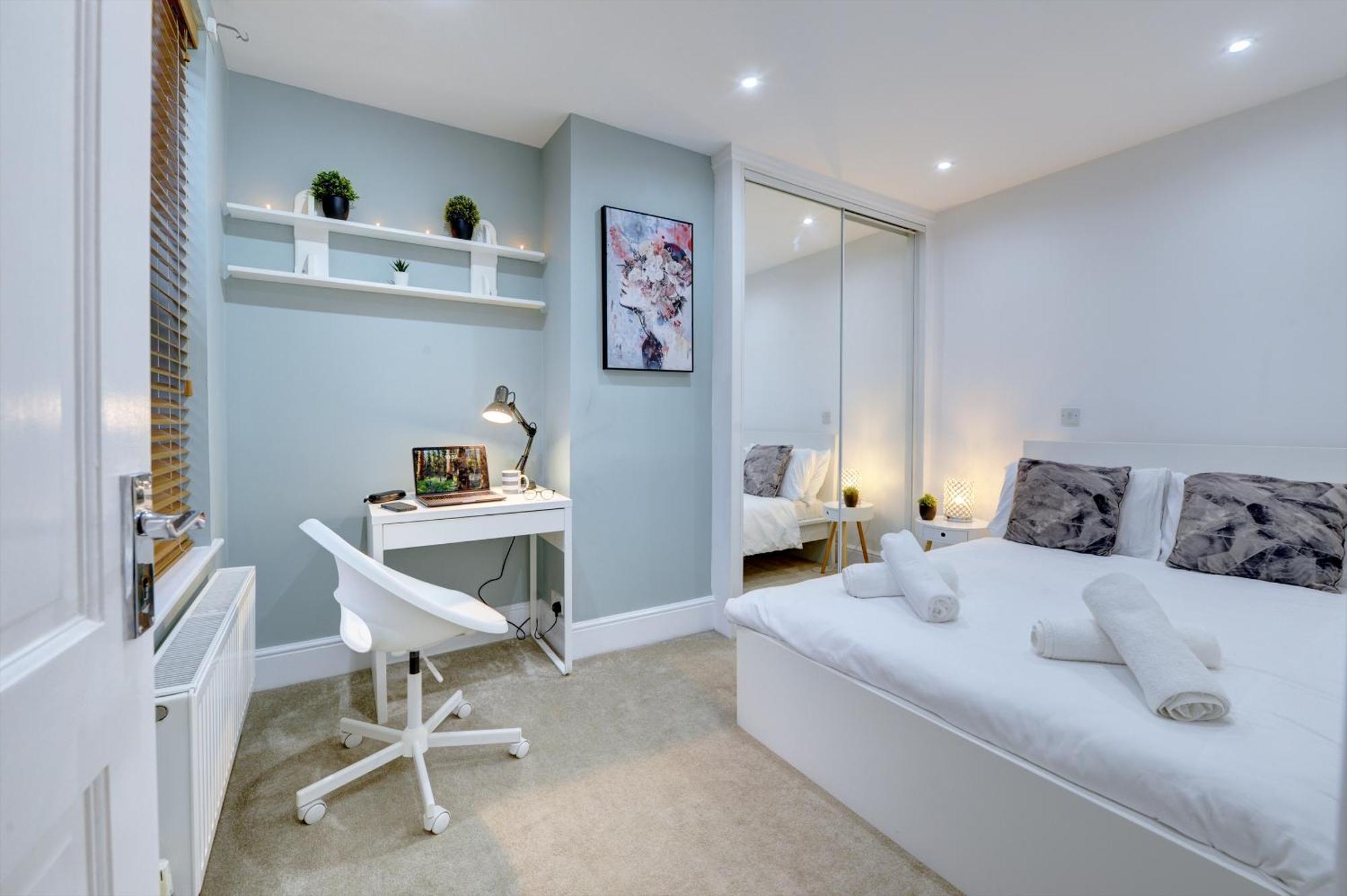 Holiday home 3 Bedroom House, 4 Beds, 2 Double Beds, 2 X Single Beds, Sleeps 6, Free Parking, Near Centre, Major Transport Links Birmingham