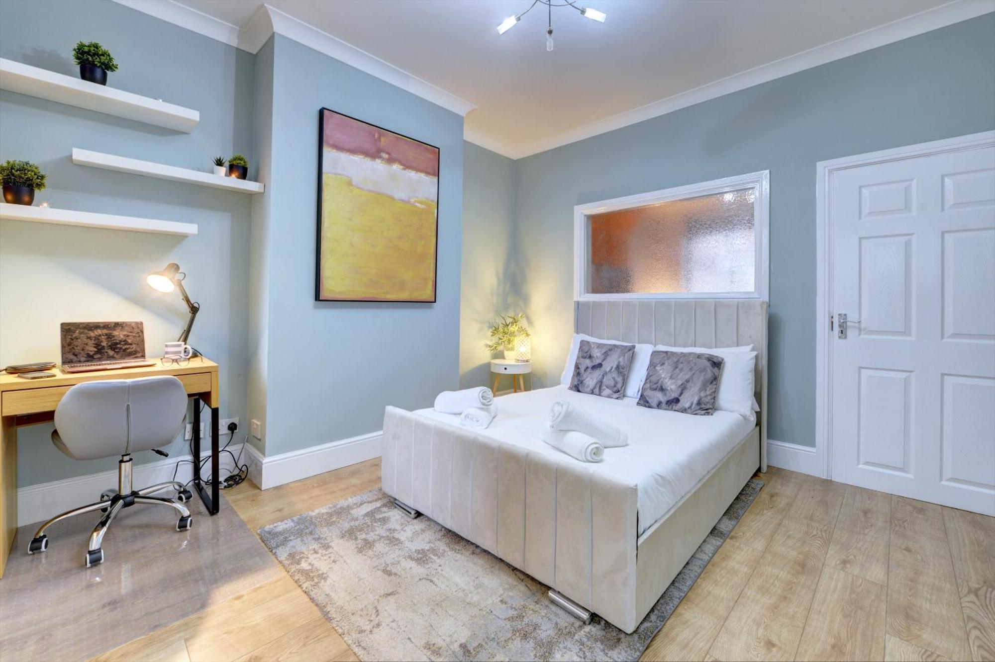 3 Bedroom House, 4 Beds, 2 Double Beds, 2 X Single Beds, Sleeps 6, Free Parking, Near Centre, Major Transport Links Holiday home