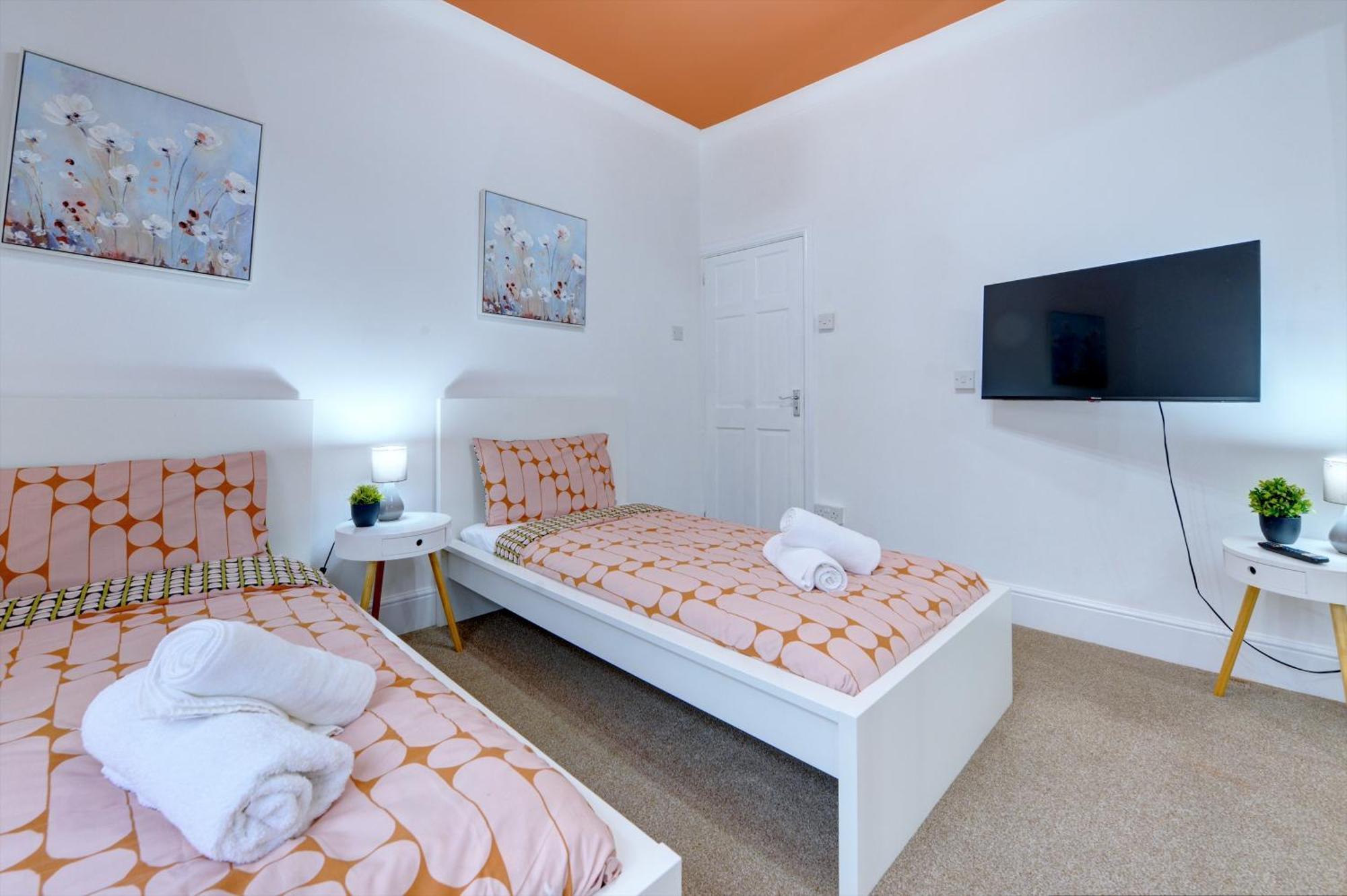 3 Bedroom House, 4 Beds, 2 Double Beds, 2 X Single Beds, Sleeps 6, Free Parking, Near Centre, Major Transport Links *