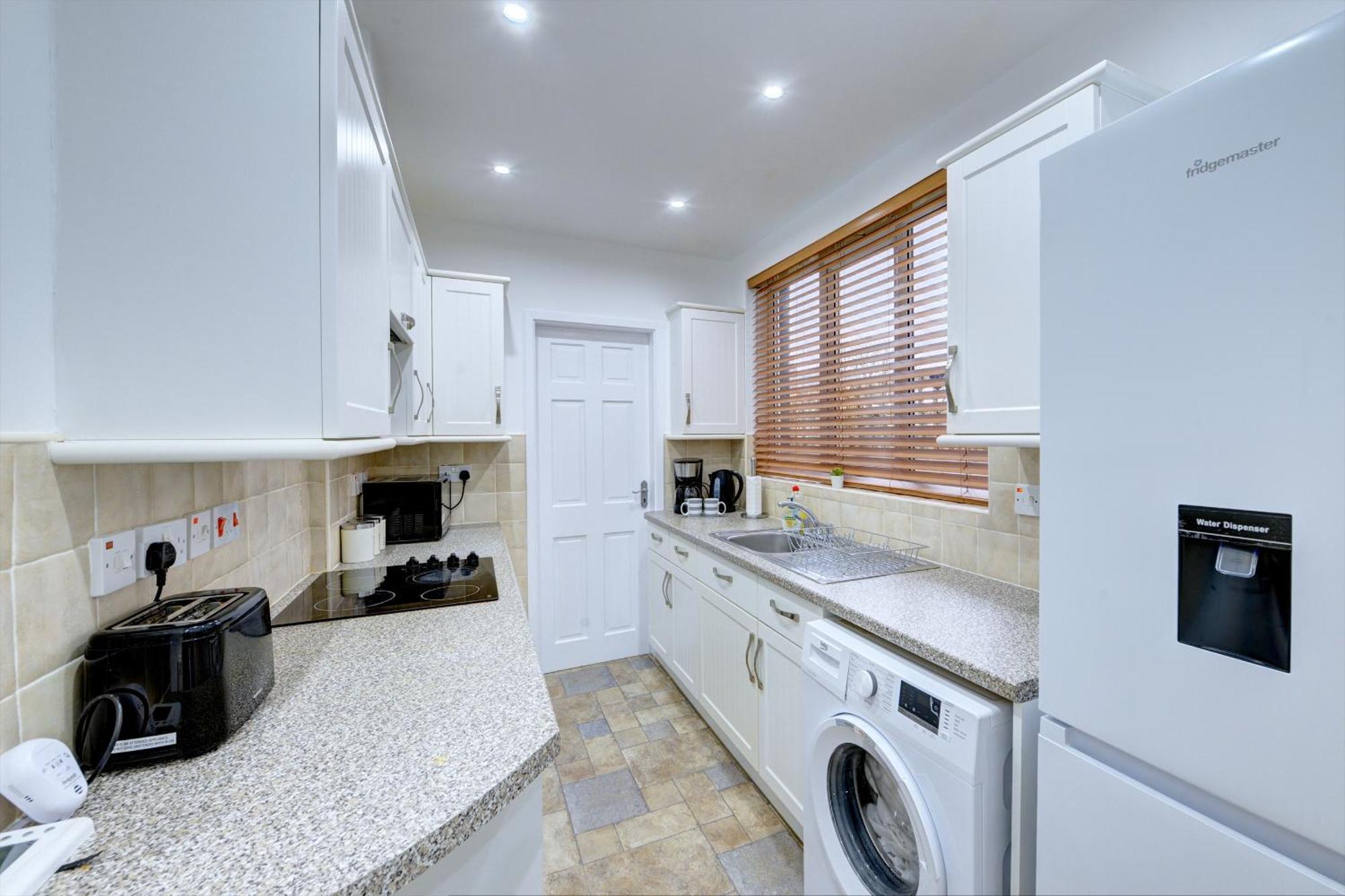 3 Bedroom House, 4 Beds, 2 Double Beds, 2 X Single Beds, Sleeps 6, Free Parking, Near Centre, Major Transport Links *