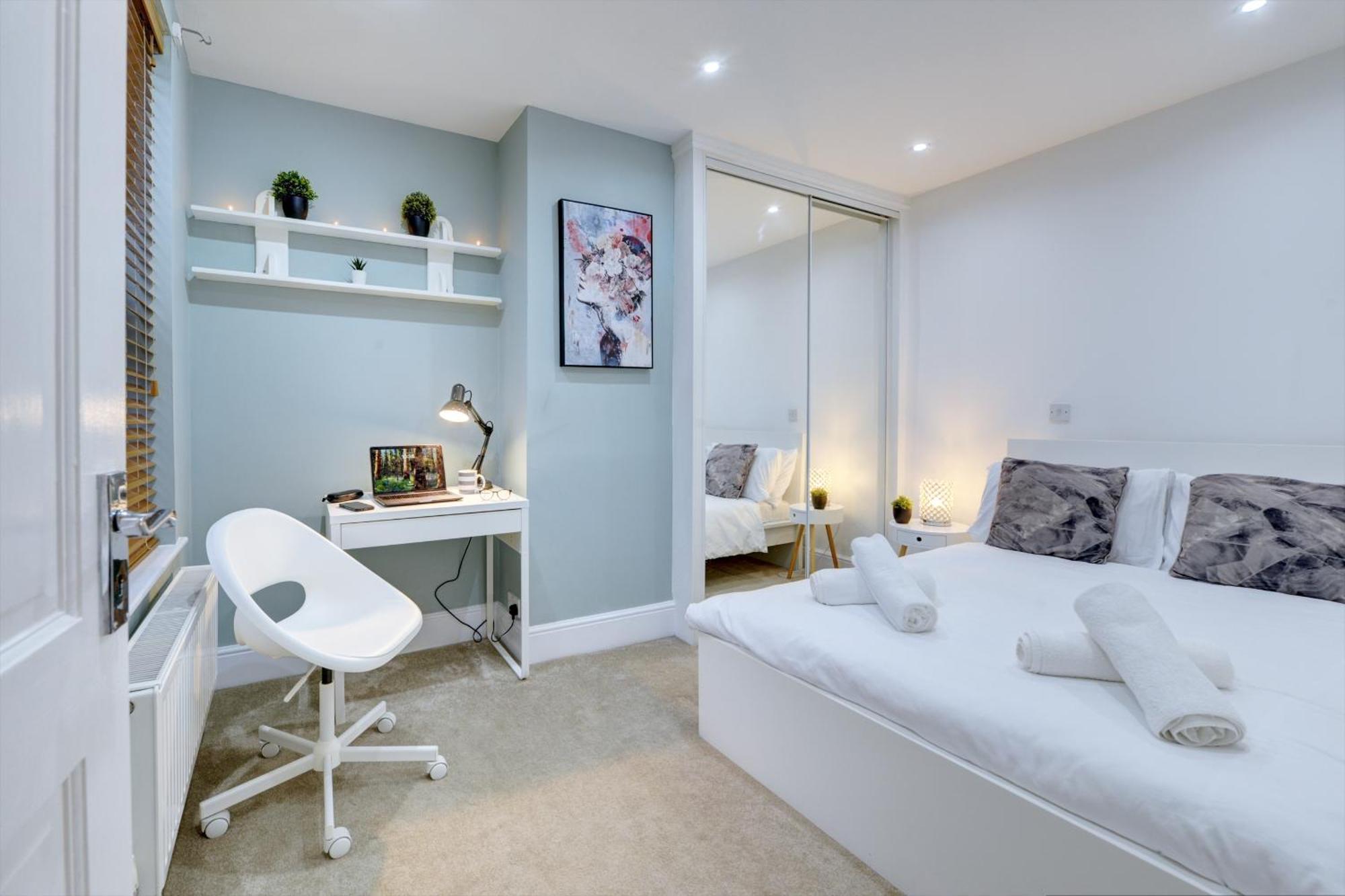 3 Bedroom House, 4 Beds, 2 Double Beds, 2 X Single Beds, Sleeps 6, Free Parking, Near Centre, Major Transport Links *