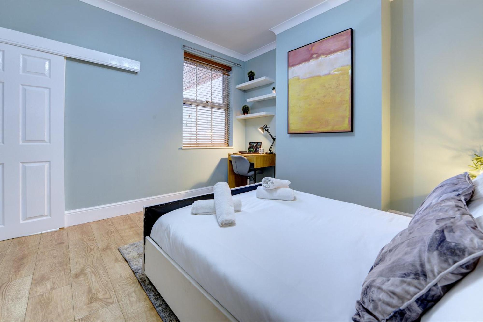 3 Bedroom House, 4 Beds, 2 Double Beds, 2 X Single Beds, Sleeps 6, Free Parking, Near Centre, Major Transport Links Holiday home *