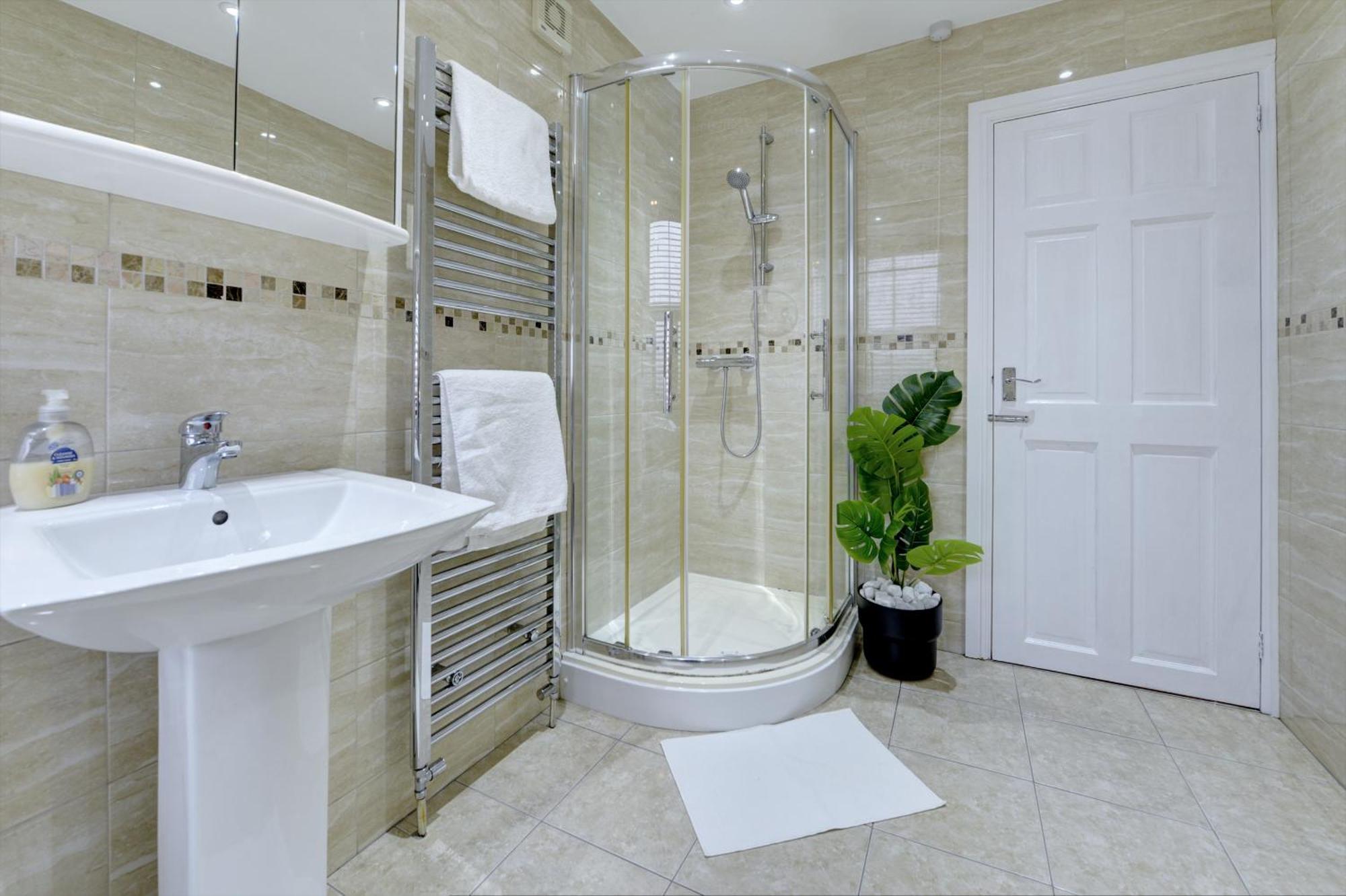 Holiday home 3 Bedroom House, 4 Beds, 2 Double Beds, 2 X Single Beds, Sleeps 6, Free Parking, Near Centre, Major Transport Links *